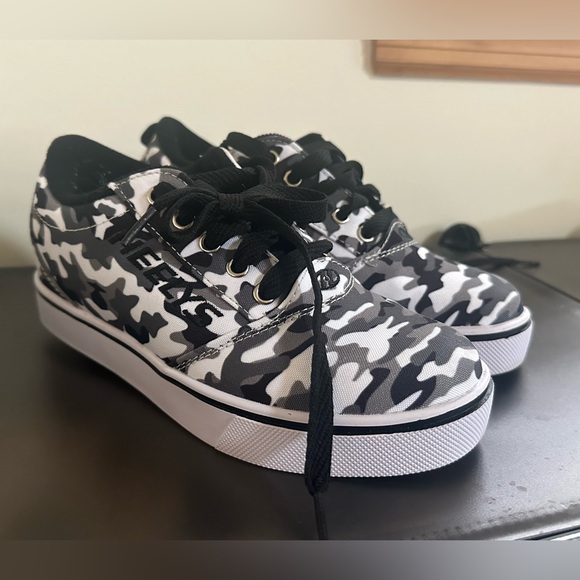 Heely boys wheeled sneakers. Youth 4 - Picture 1 of 4